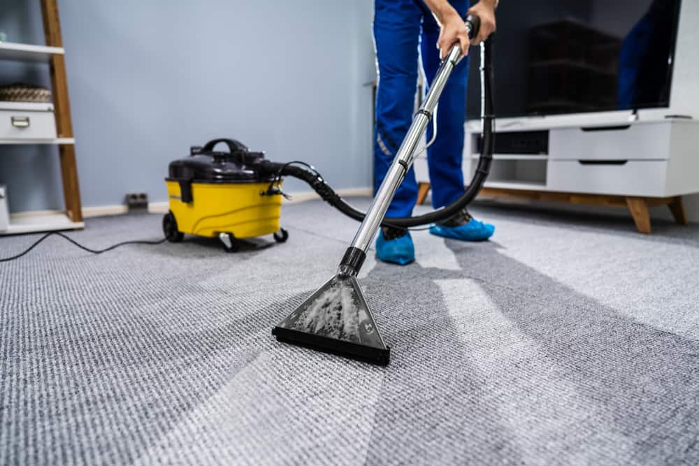 Specialist maakt tapijt schoon in een woning in Alkmaar