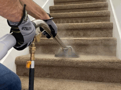 Specialist reinigt trapbekleding in een woning in Purmerend met stoomextractie