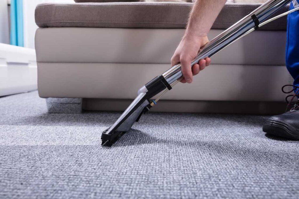 Specialist voert dieptereiniging van tapijt uit in een woning in Amstelveen