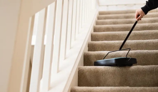 Specialist reinigt trapbekleding bij klant thuis in Veenendaal