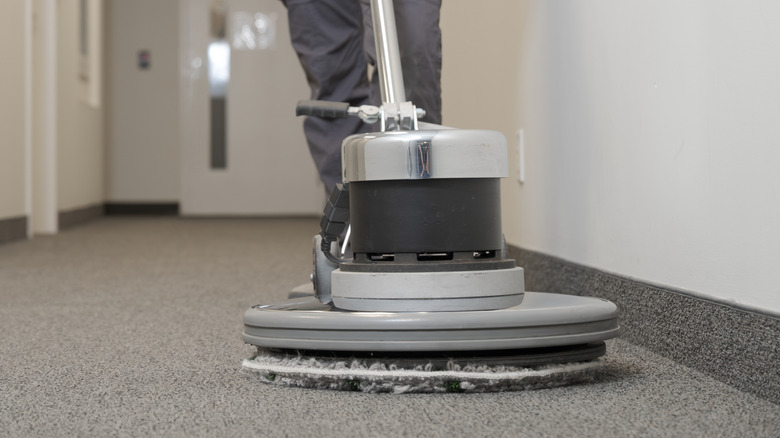 Spoed tapijtreiniging in Katwijk voor snelle verwijdering van vlekken, vocht en vuil uit tapijt door Tapijtreiniger.